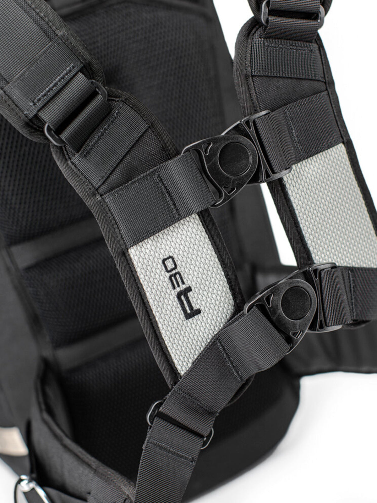 Kriega R30 Backpack dual buckle detail