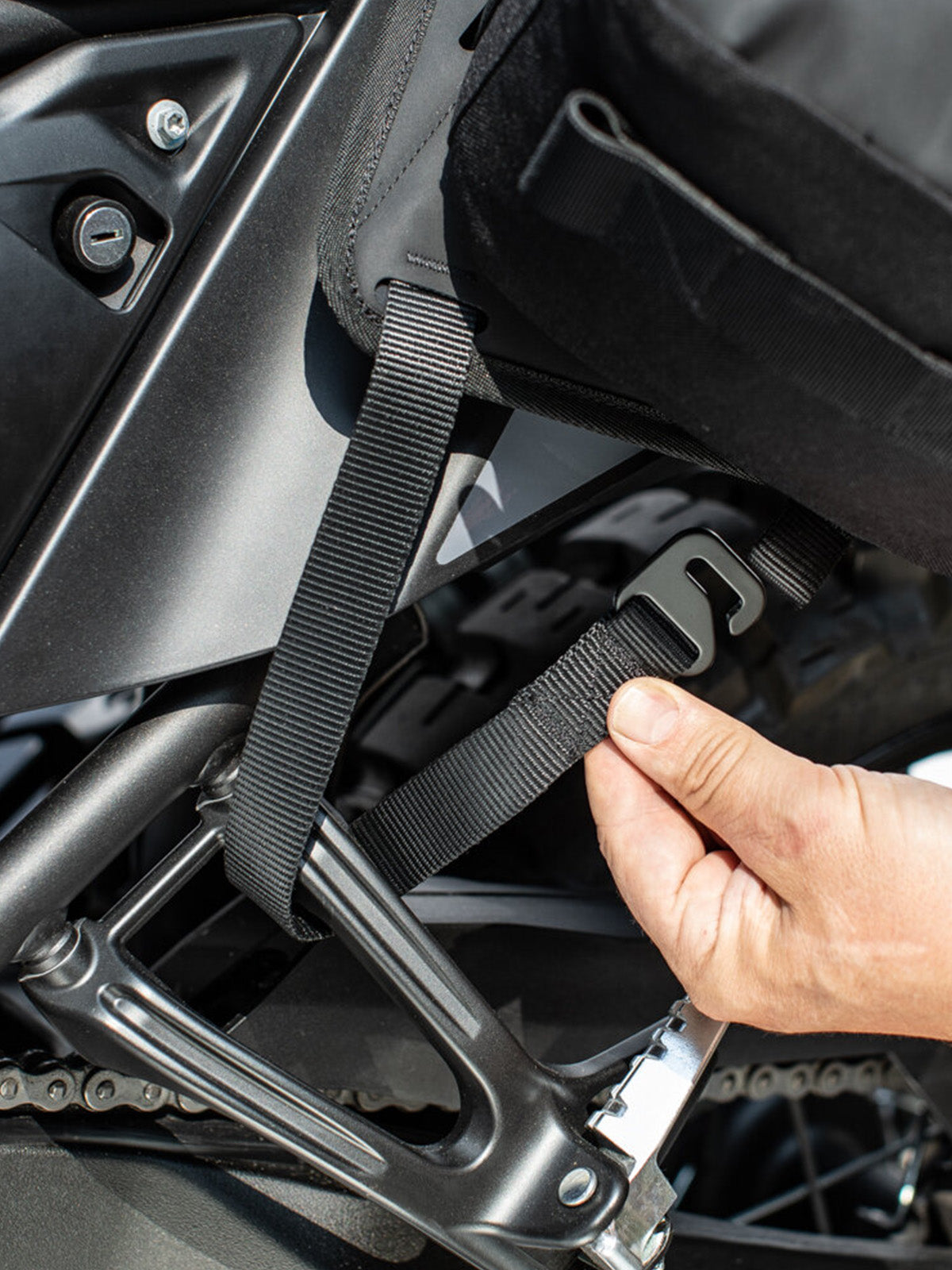 Kriega OS BASE Yamaha Ténéré 700 hook and loop system